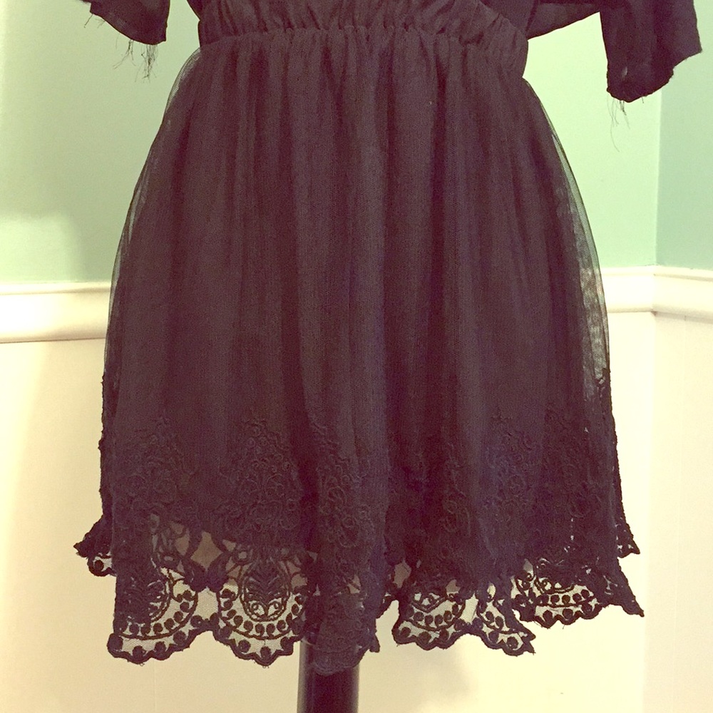 Adorable Black elastic-waist lace skirt | Small